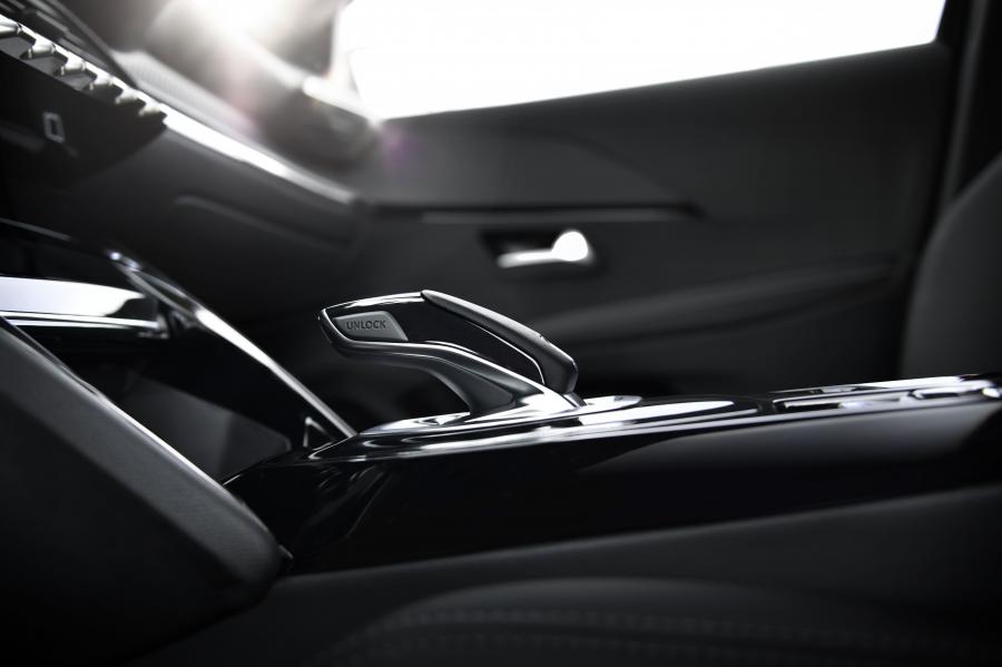 Детали интерьера Peugeot 208 GT-Line 2019 года  (WW) (фото 32 из 56)